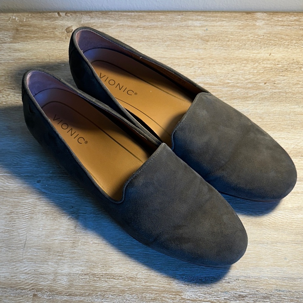 Vionic Women's Charcoal Suede Flats